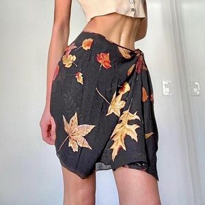 🖤VINTAGE EMANUEL UNGARO SILK ALL OVER LEAF PRINT DESIGNER WRAP SKIRT🖤